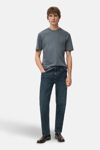 T-shirt bleu à manches courtes de MANGO, porté avec des jeans et des chaussures en cuir.