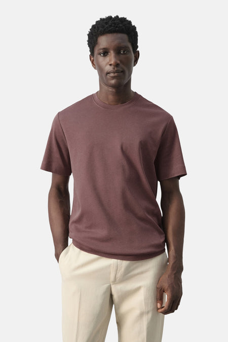 T-shirt marron à manches courtes de MANGO, vu de dos, associé à un pantalon beige.