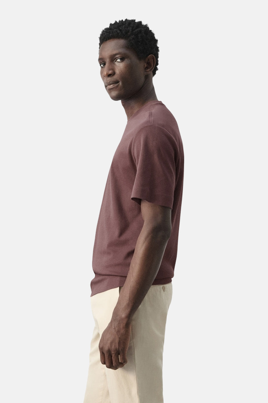 T-shirt marron à manches courtes de MANGO, porté avec un pantalon beige et une texture unie en vue de côté.