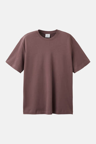T-shirt marron à manches courtes de MANGO, couleur unie et col rond.