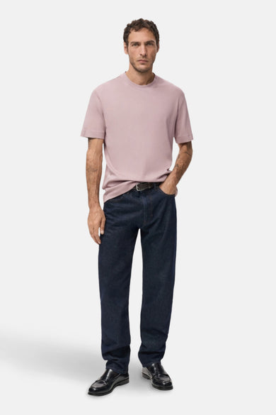 T-shirt rose à manches courtes de MANGO, porté avec des jeans foncés et des chaussures en cuir.
