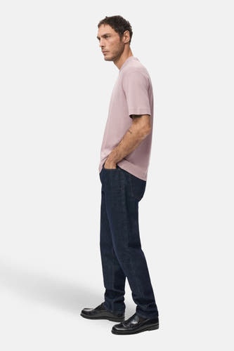 T-shirt rose à manches courtes de MANGO, avec un homme en jeans bleu de travail sombre et des chaussures noires.