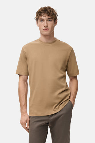 T-shirt beige à manches courtes de MANGO, vue arrière, associé à un pantalon gris.