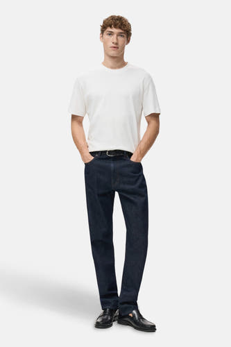 T-shirt blanc à manches courtes de MANGO, avec un col rond et une coupe décontractée.