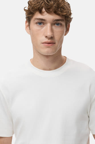 T-shirt blanc à manches courtes de MANGO, gros plan sur l'avant porté par un homme.