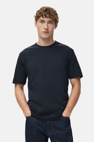 T-shirt bleu à manches courtes de MANGO, vu de derrière, associé à un jean foncé.