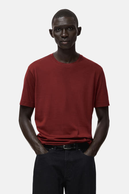 T-shirt rouge à manches courtes de MANGO, vu de l'arrière, associé à un jean noir.