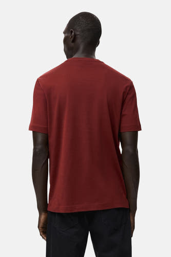 Rood T-shirt met korte mouwen van MANGO, gezien vanaf de achterkant, gecombineerd met een zwarte jeans.