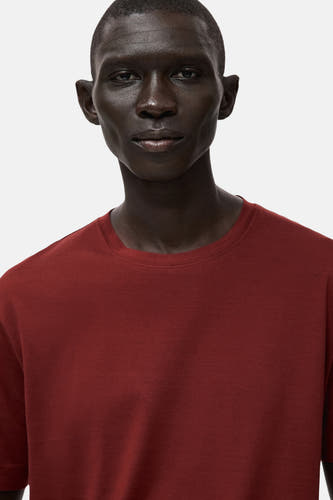 T-shirt rouge à manches courtes de MANGO, gros plan sur l'avant sur un fond blanc.
