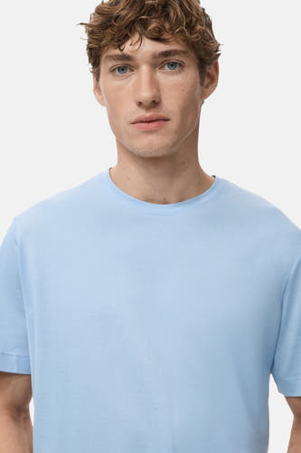 T-shirt bleu à manches courtes de MANGO, tissu uni sur un modèle.