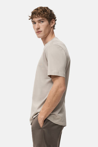 T-shirt beige à manches courtes de MANGO, vue latérale, avec un pantalon marron.