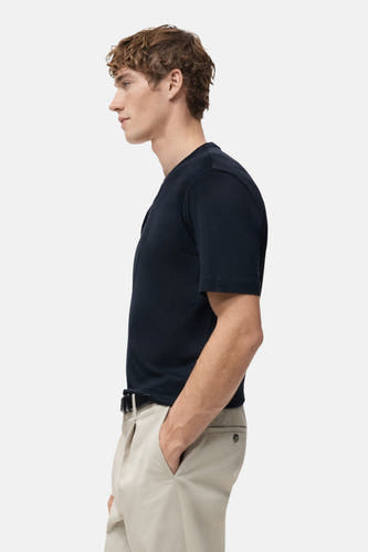 T-shirt bleu à manches courtes de MANGO, en vue latérale avec un pantalon kaki et une ceinture.