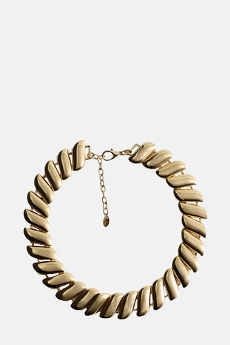 Collier court en or de MANGO, avec des éléments sertis et une chaîne d'extension.