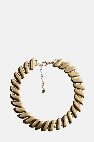 Collier court en or de MANGO, avec des éléments sertis et une chaîne d'extension.