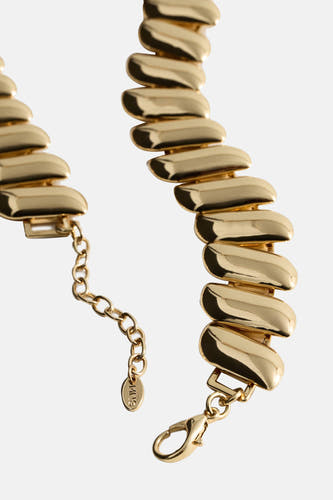 Collier court en or de MANGO avec chaîne maillée et fermoir mousqueton.