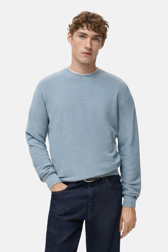 T-shirt bleu avec col rond de MANGO, vu de derrière, associé à des jeans foncés.