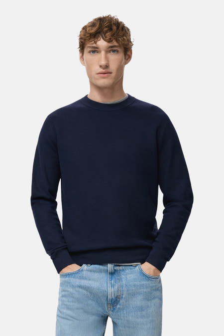 T-shirt bleu avec col rond de MANGO, vu par derrière, associé à un jean léger.