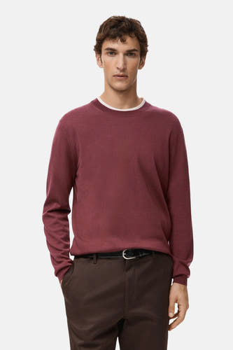 T-shirt rouge avec col rond de MANGO, vu de derrière, associé à un pantalon marron.