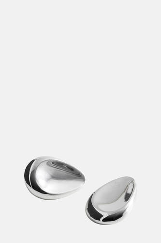 Boucles d'oreilles en argent de MANGO, design minimaliste avec une finition lisse et des reflets subtils.