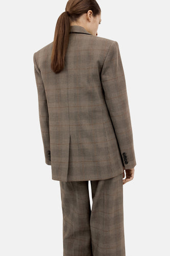 Bruine blazer van MANGO, met een ruitpatroon en knoopdetails op de mouwen, gezien van achteren.
