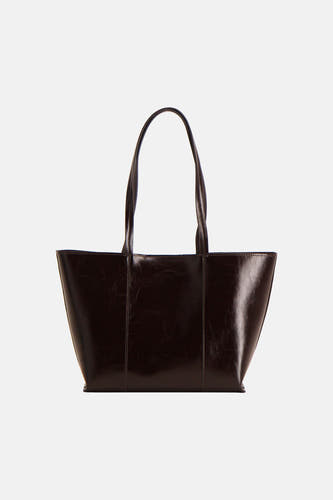 Sac à main marron de MANGO, avec de longues anses et une texture brillante effet cuir.