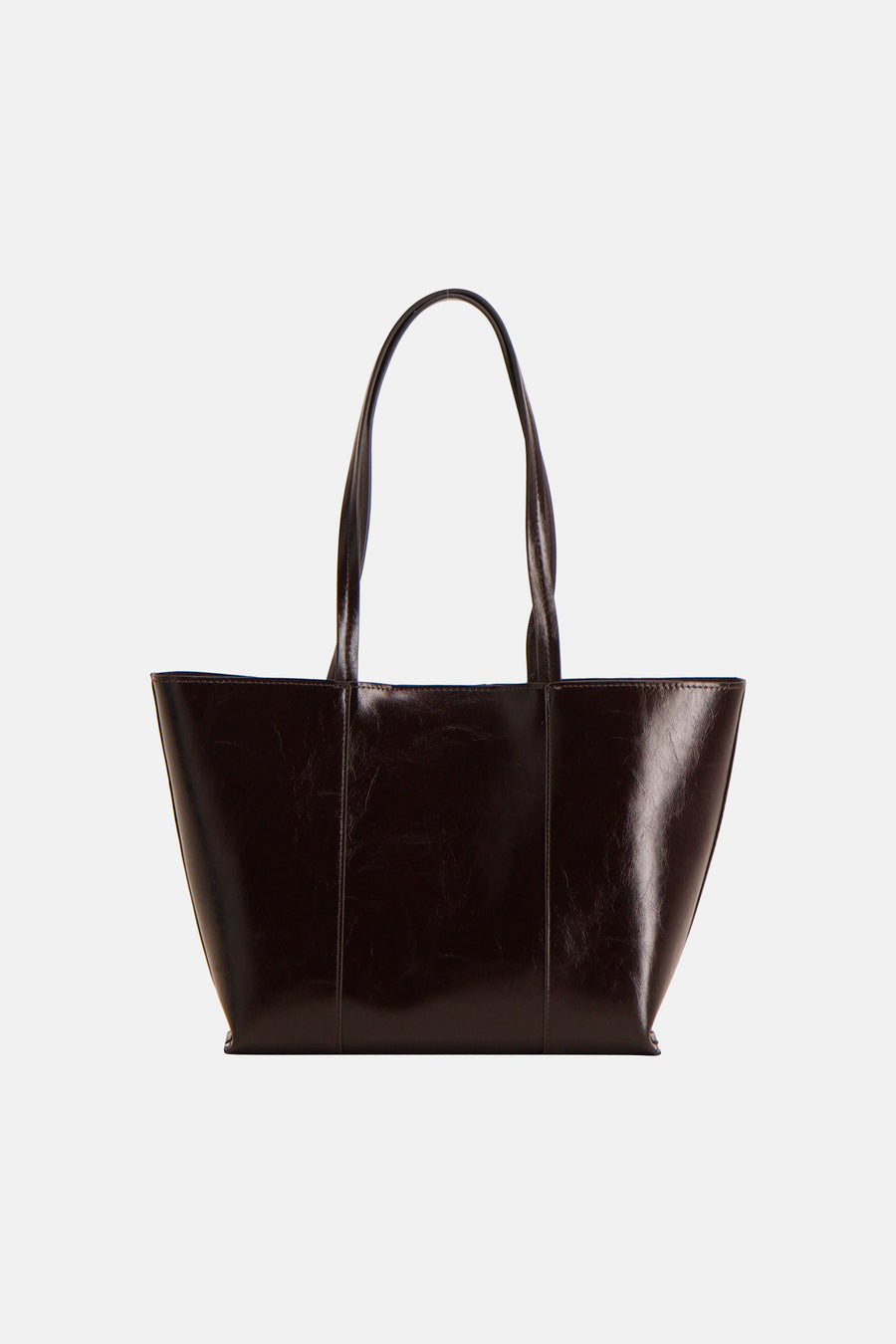 Sac à main marron de MANGO, avec de longues anses et une texture brillante effet cuir.
