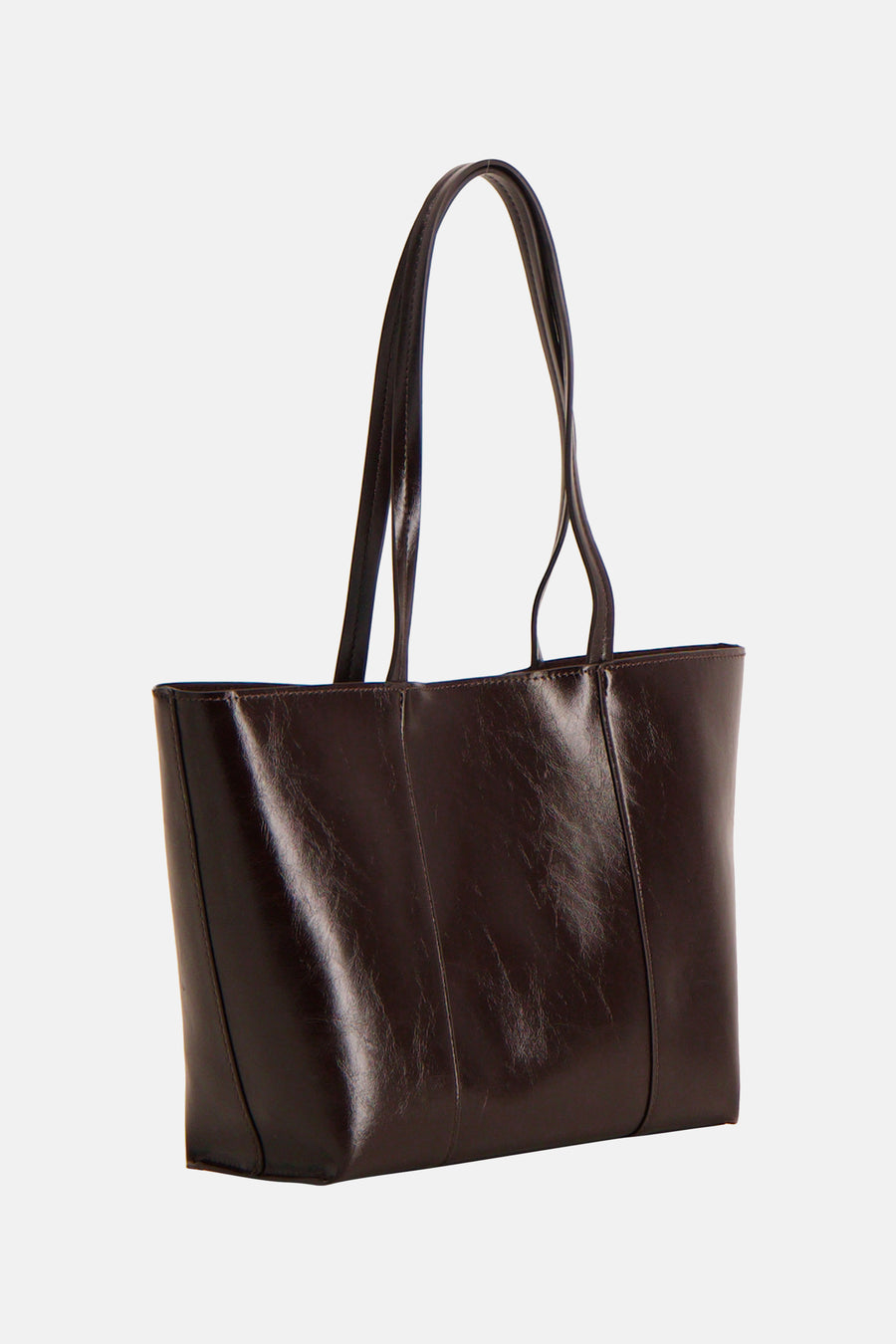 Sac à main marron de MANGO, avec une texture lisse et de longues anses, sur un fond uni.