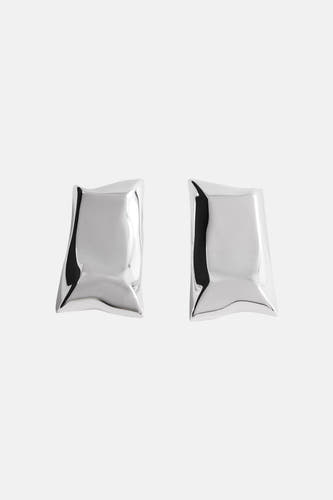 Boucles d'oreilles en argent de MANGO avec un design abstrait et ondulé.