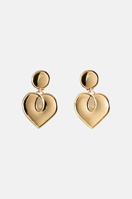 Gouden oorringen van MANGO, met hartvormige hanger en een glanzende afwerking.
