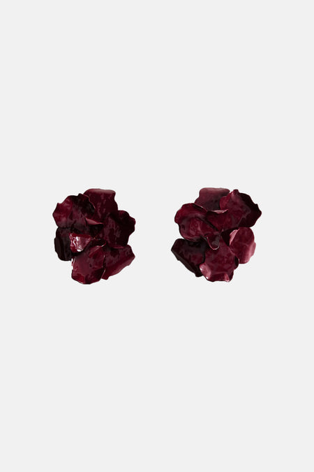 Boucles d'oreilles bordeaux de MANGO avec des éléments brillants ressemblant à des pétales et une épingle dorée.