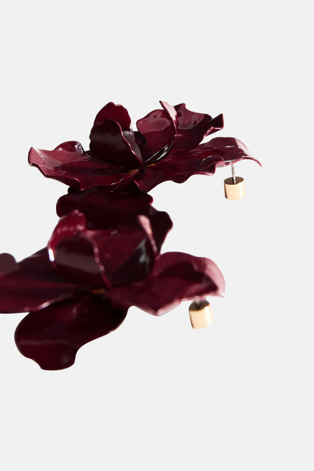Boucles d'oreilles couleur bordeaux de MANGO avec motif floral et accents dorés.