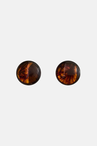 Boucles d'oreilles marron de MANGO, avec un motif ambre moucheté et une finition brillante.