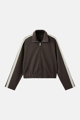 Gilet marron de MANGO, avec des manches longues et des rayures blanches le long des bras.