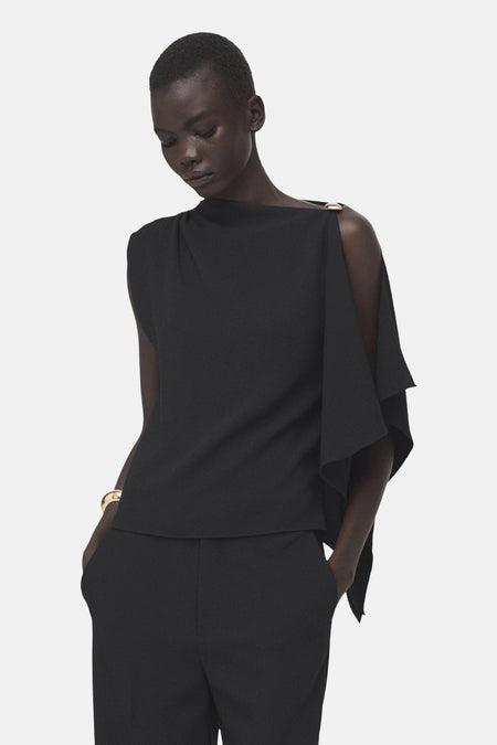 Mouwloze zwarte blouse van MANGO, met asymmetrische snit en gouden details op de schouder.