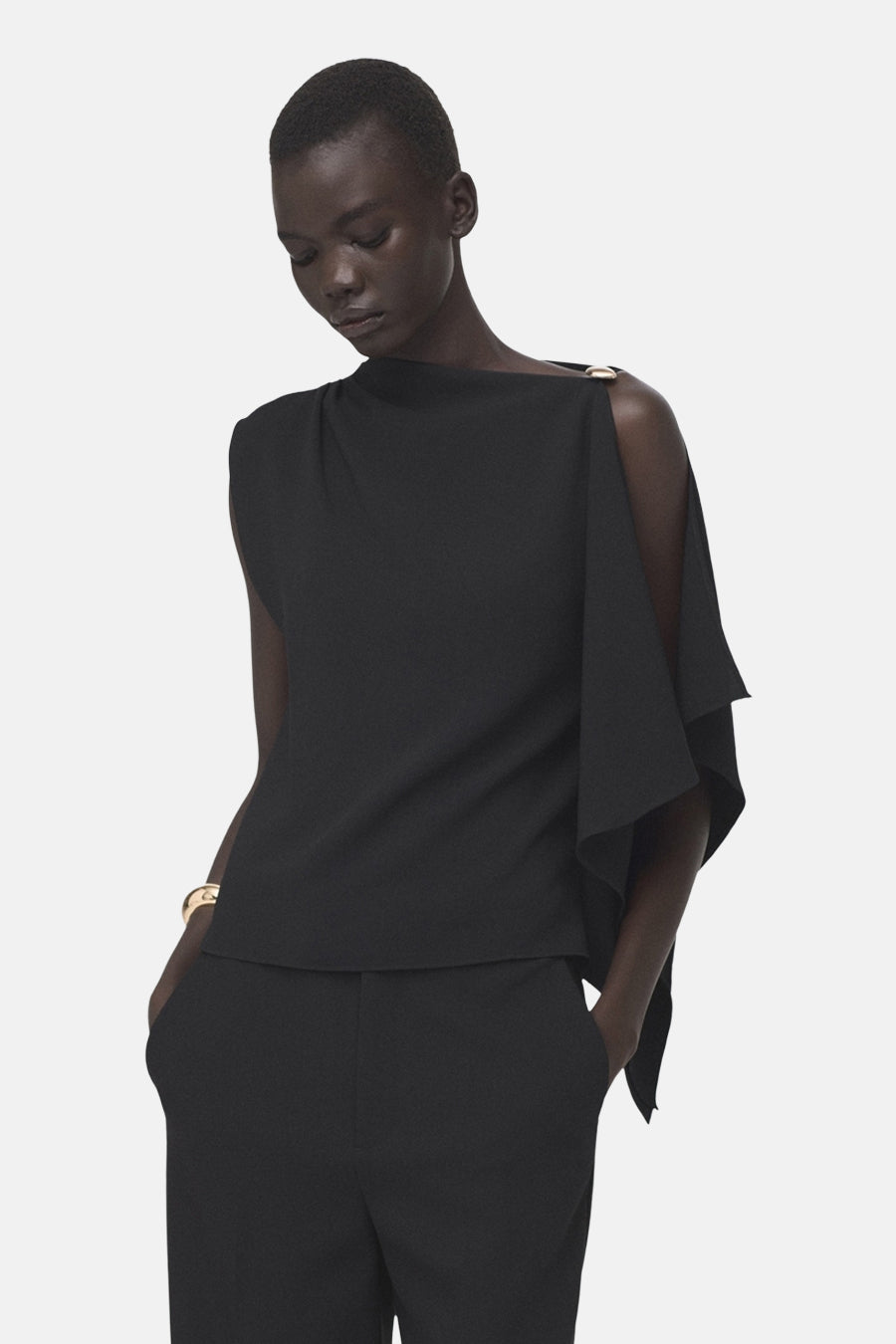 Chemisier noir sans manches de MANGO, avec un design asymétrique et une coupe ample.