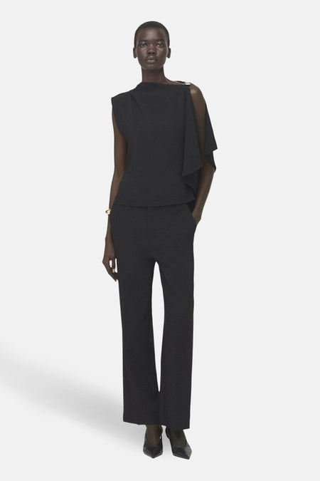 Zwarte mouwloze blouse van MANGO, met asymmetrische halslijn en vloeiende stof.