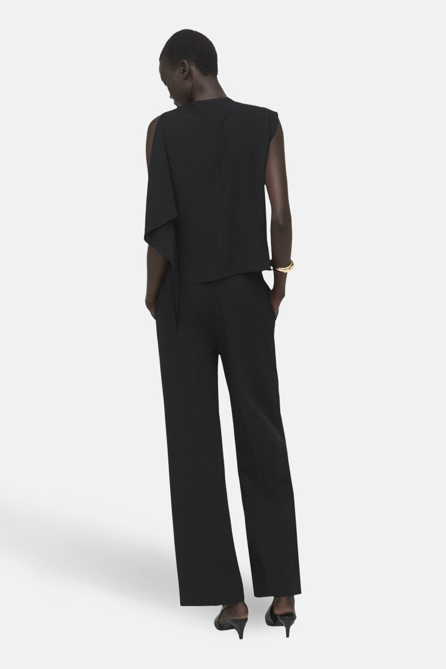 Zwarte mouwloze blouse van MANGO, met een asymmetrisch ontwerp en een losse pasvorm.