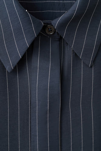Chemise bleue à manches longues MANGO à rayures craie et fermeture boutonnée.