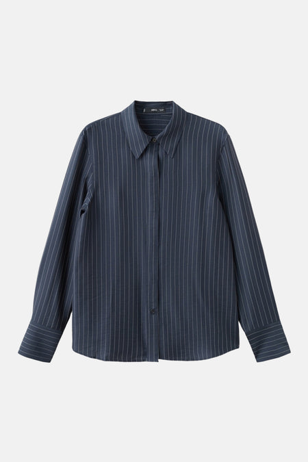 Chemise bleue à rayures à manches longues de MANGO, avec un col classique et une fermeture boutonnée.
