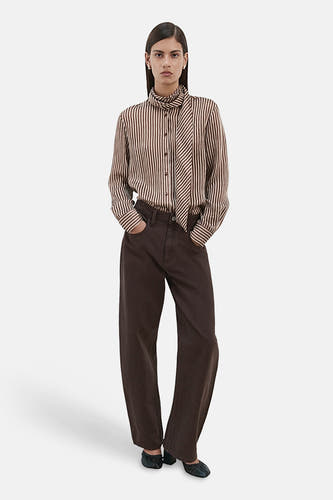 Chemisier multicolore à manches longues de MANGO, avec un motif rayé et un détail boutonné au col.