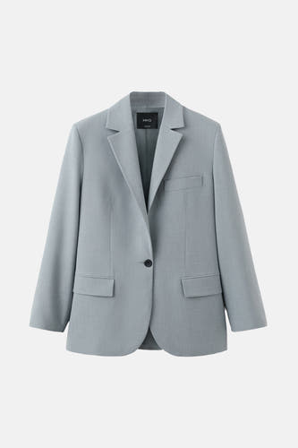 Blazer bleu de MANGO avec une fermeture à un seul bouton et des poches sur le devant.