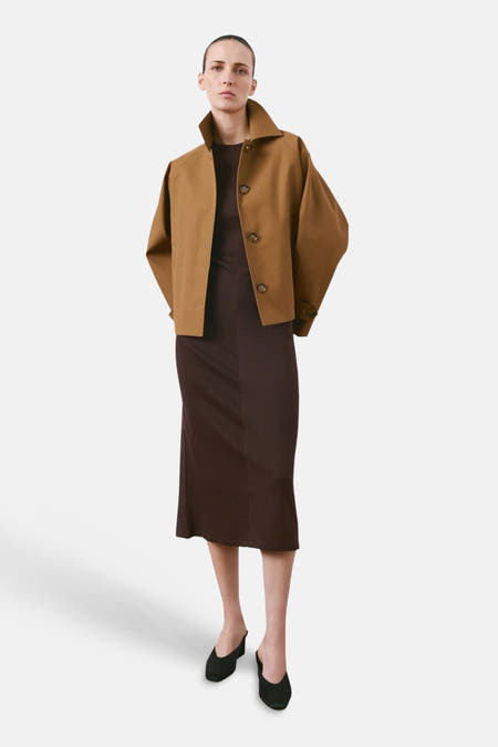 Robe marron sans manches de MANGO, avec une coupe droite et une fente à l'arrière.