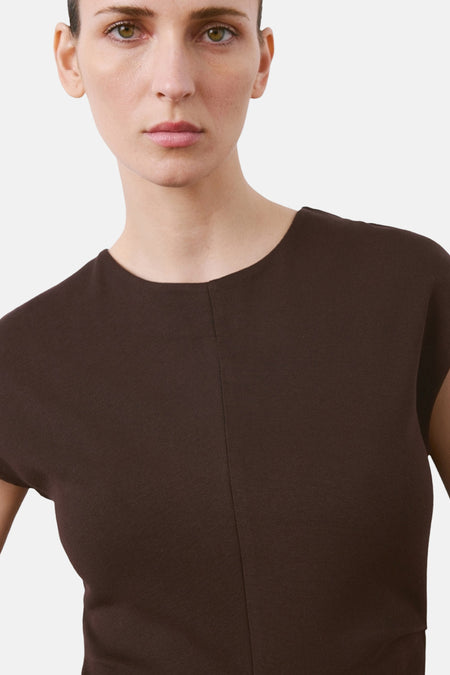 Robe sans manches marron de MANGO, avec un design uni et un col rond minimaliste.