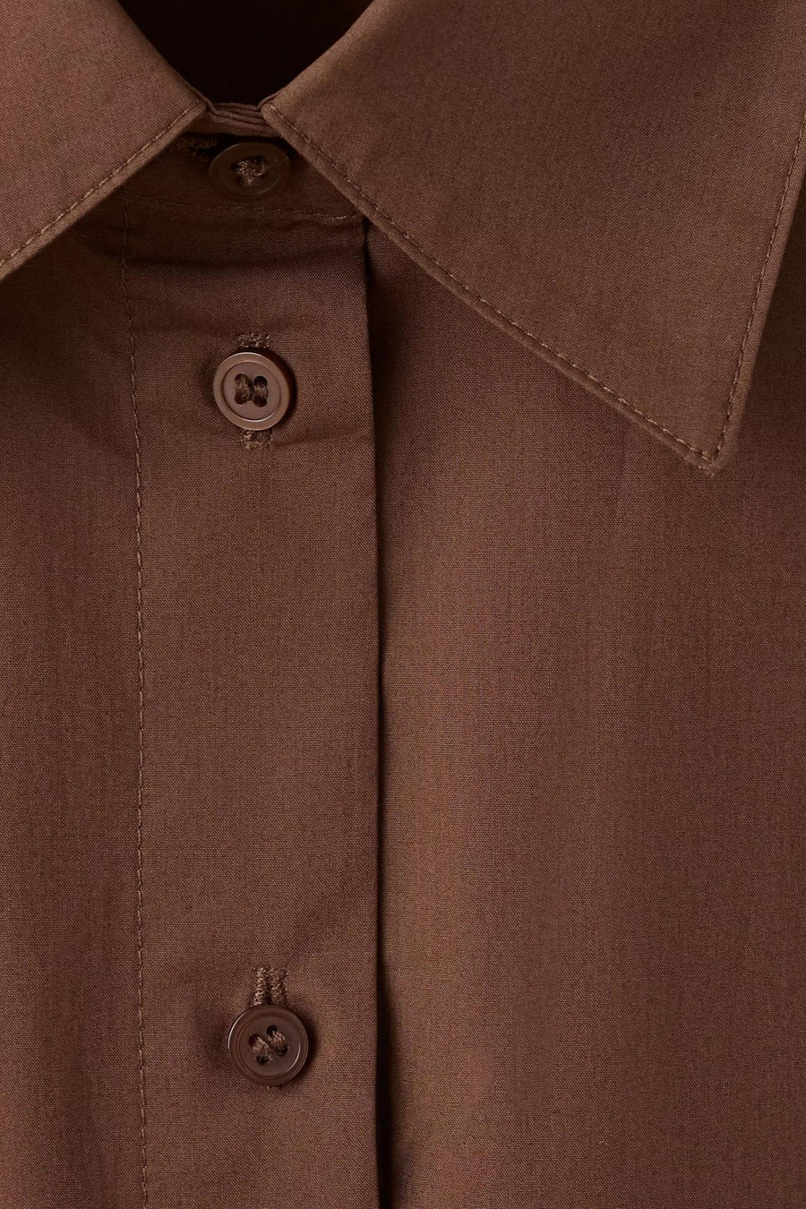 Chemise marron de MANGO avec col et boutons, gros plan sur la texture du tissu.