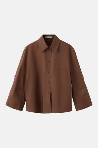 Chemise marron de MANGO avec manches 3/4 retroussées, fermeture boutonnée, poche poitrine et vue de face.