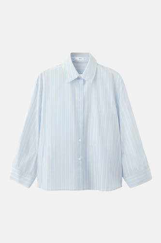 Chemise rayée bleue de MANGO, à manches longues et avec une poche poitrine.