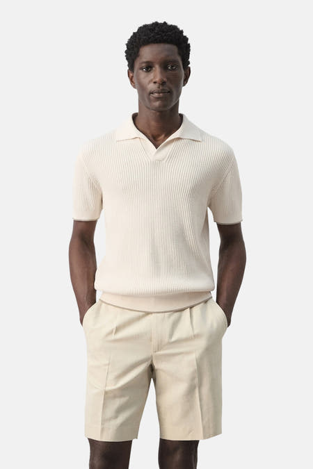 Polo écru de MANGO, tricot côtelé à manches courtes et short uni beige clair.