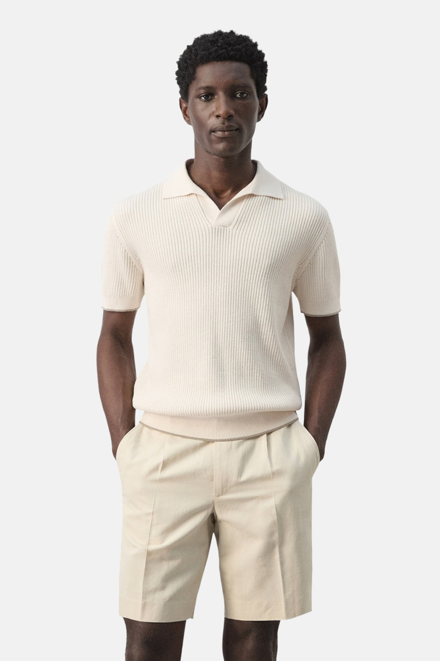 Polo écru de MANGO, tricot côtelé à manches courtes et short uni beige clair.