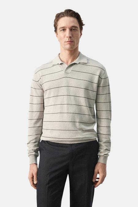 Polo beige de MANGO, avec de fines rayures horizontales foncées sur un fond uni, vue arrière.