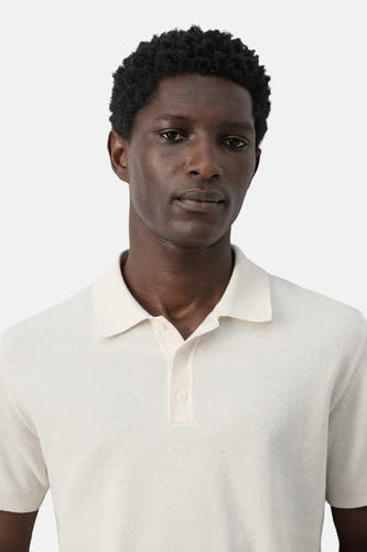 Polo écru de MANGO, gros plan, à manches courtes et fermeture boutonnée.